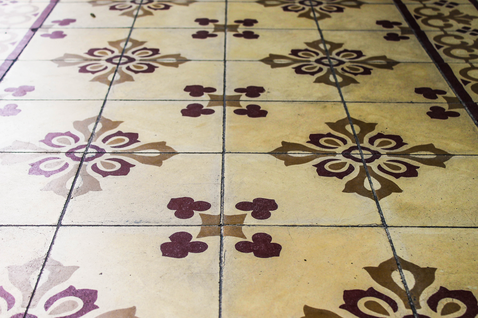 Sanitarna keramika danes ni več omejena na klasične bele oblike.